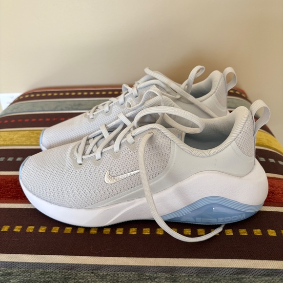 Women’s Nike sneaker size 7 - Picture 2 of 3